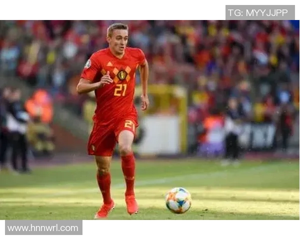 2号著名足球明星的传奇生涯与场上风采解析