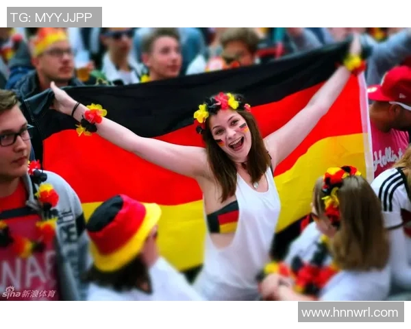 足球明星高举国旗瞬间高清摄影作品展现激情与荣耀